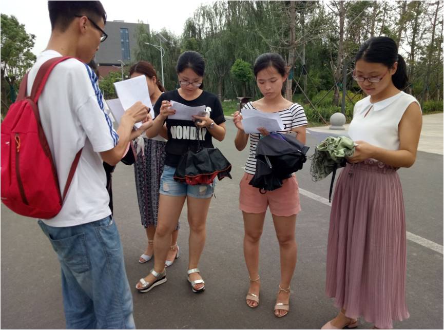 发放调查问卷与填写调查问卷中