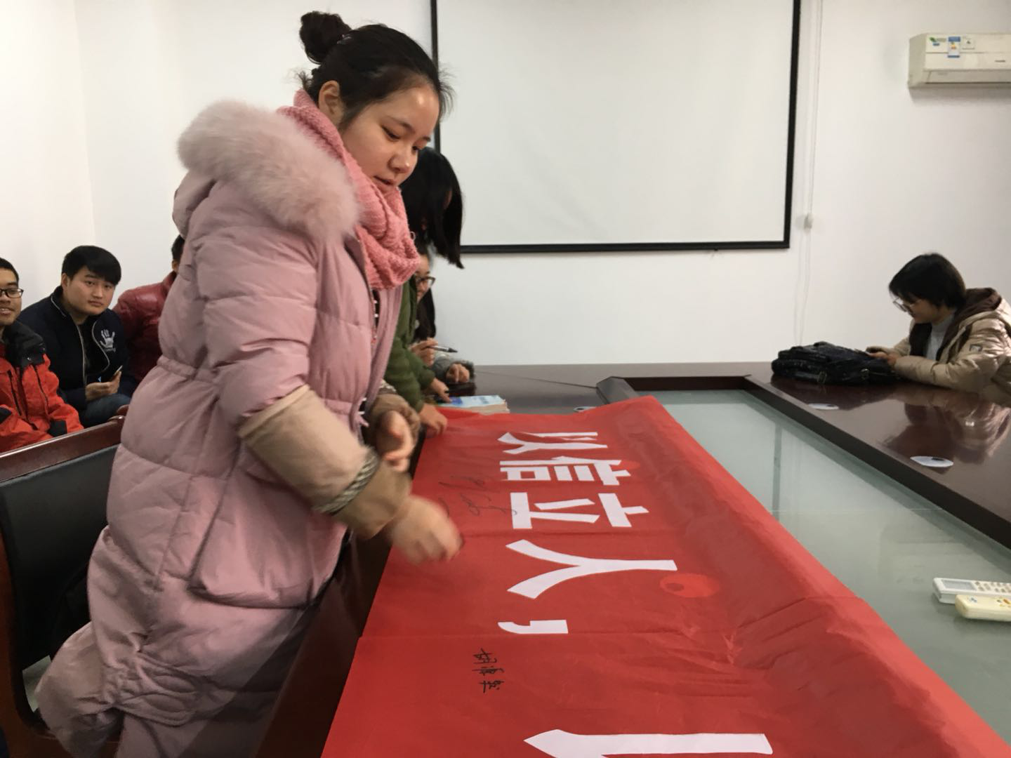 图1-1 林学院全体研究生在诚信条幅上签名