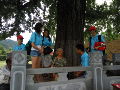 在红军集结出发的银杏树下