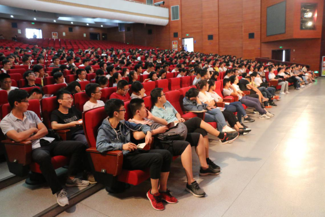 图1 研究生认真听取消防安全知识