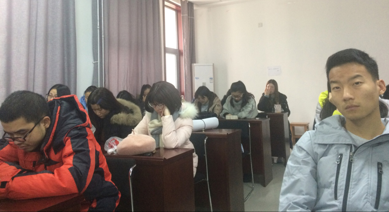 图1-2 同学们正在听讲座