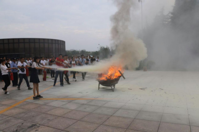 图3 研究生同学们做消防演练