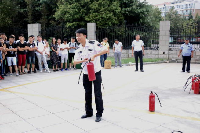 图2 教员为研究生讲解灭火器使用方法